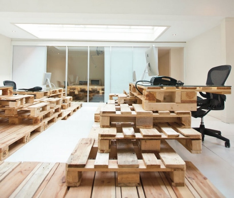 No teto, uma enorme clarabóia ilumina o escritório. O mesmo conceito para o empilhamento dos pallets nas estações de trabalho foi aplicado. Para aproveitar melhor a iluminação natural, o mezanino foi fechado com esquadrias de vidro.