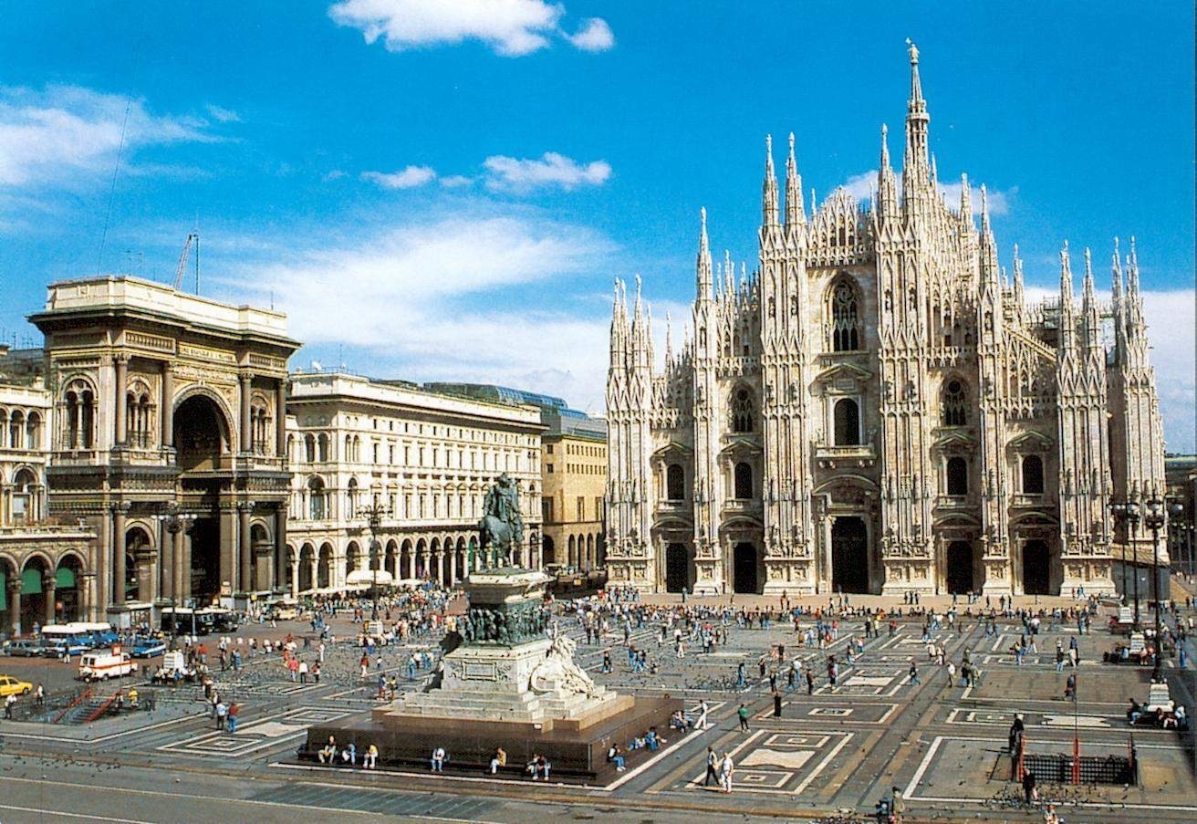 Considerada das mais belas catedrais góticas do mundo, a sua construção começou em 1386 onde antes existiam as igrejas de Santa Tecla e Santa Maria Maggiore e durou mais de 400 anos. A Catedral de Duomo foi toda construída com o maravilhoso mármore branco-rosa de Candoglia (no Lago Maggiore) que viajava através dos canais de Milão. A Igreja possui 8.200 blocos de mármore só na fachada e 2.300 estátuas contando apenas a parte externa.