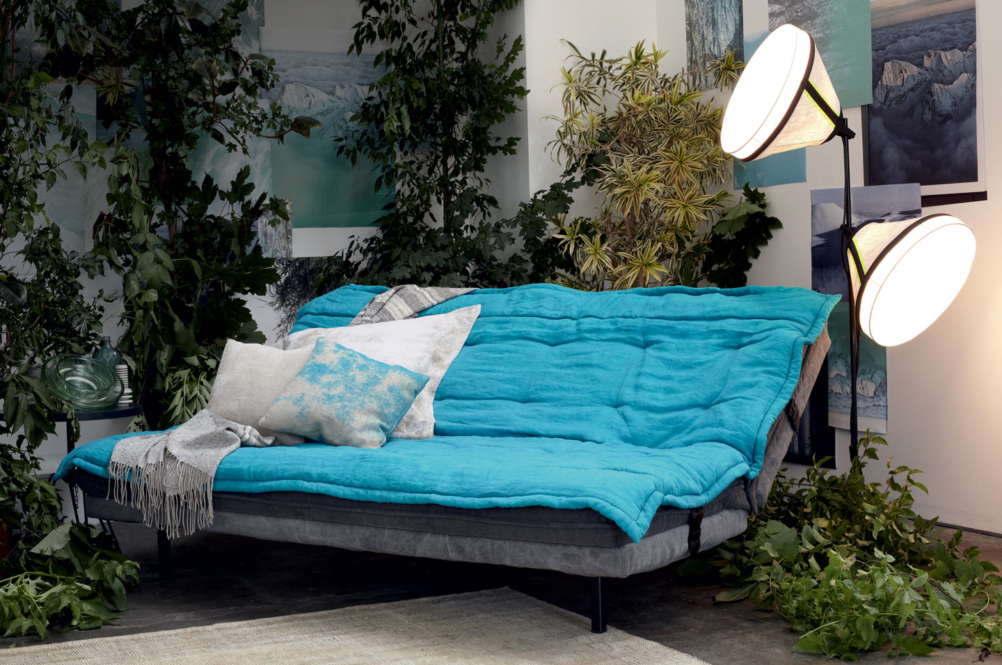 Chubby Chic Sofa Bed da Moroso com luminária Drumbox da Foscarini e almofadas com tecido Zucchi formando um ambiente confortável boho chic.