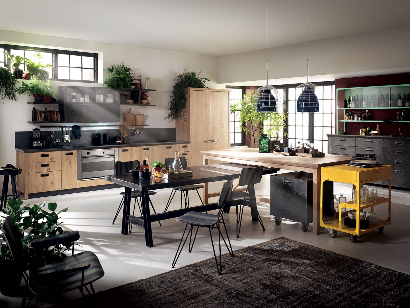 Cozinha com ares industriais da Scavolini para a Diesel Living. O amarelo sobressai sobre as cores sóbrias e obscuras, conhecidas da marca. As linhas retas e design italiano se destacam com o jogo de luz e sombras.