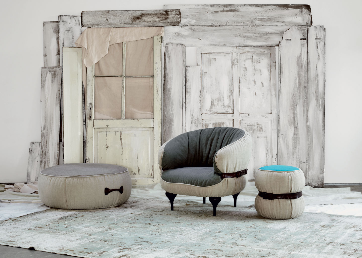 Poltrona e puffes Chubby da Moroso para a Diesel Living. Adorei as cores e a ambientarão da foto, bem ao estilo da Diesel, porém mostrando um submundo fabricado, chic e inspirador.