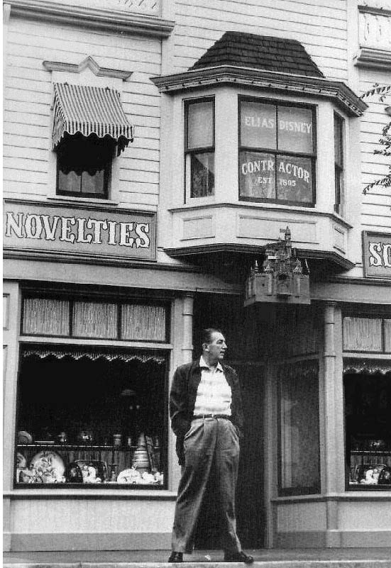 Logo ali, acima de Walt Disney pode-se ver escrito: Elias Disney, constructor. Uma homenagem de Walt a seu pai, Elias Disney.