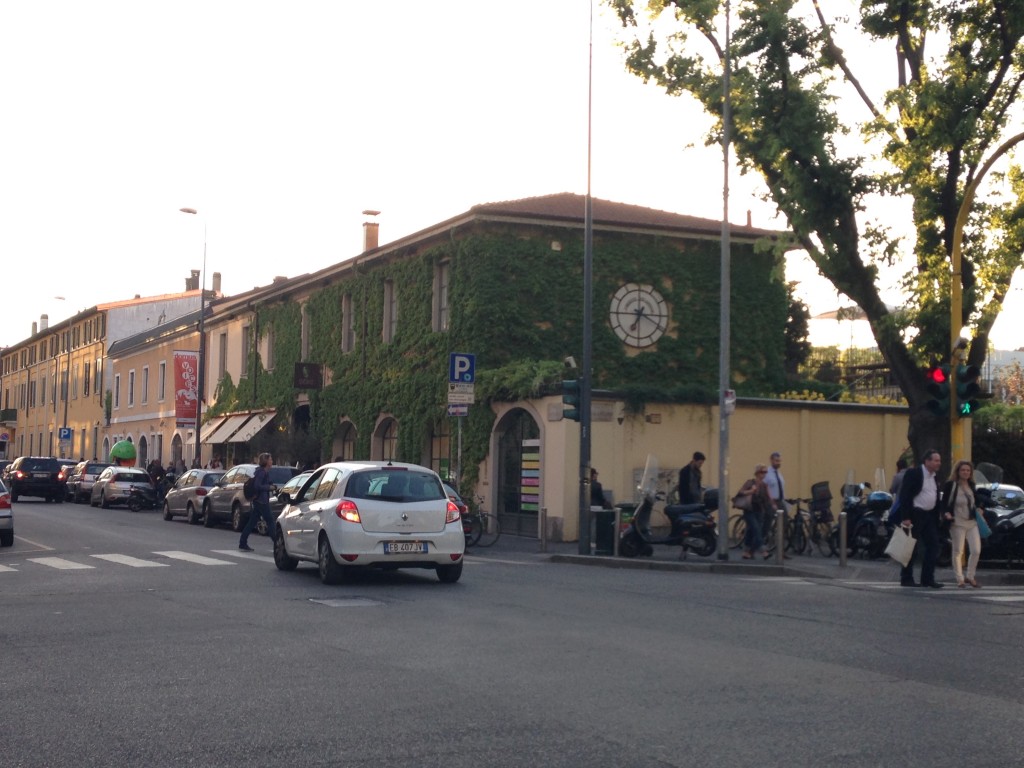 O prédio, repleto de heras, em plena Via Savona, chama atenção de quem passa.