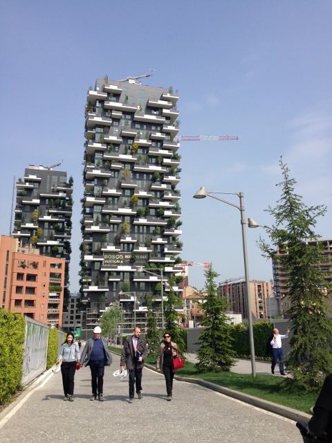 Os prédios ficam próximos a uma área recém vitalizada da cidade, a poucos metros da Corso Como e da Porta Garibaldi.