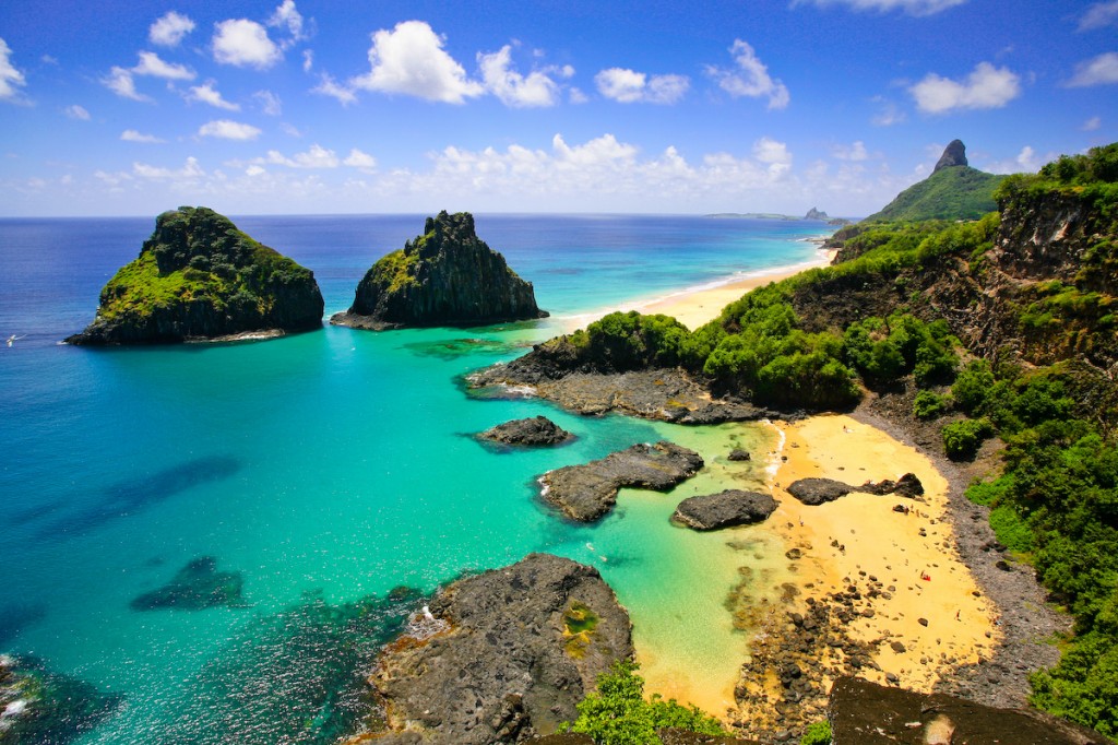 Vista do Morro Dois Irmãos, Noronha é um dos lugares do mundo com a menor variação de temperatura (entre 21 e 32 C, com temperatura do mar por volta de 26C). View of Two Brothers Hills. Noronha is one of the places in the world with the least variation in temperature (between 21 and 32 C, with sea temperatures around 26C).