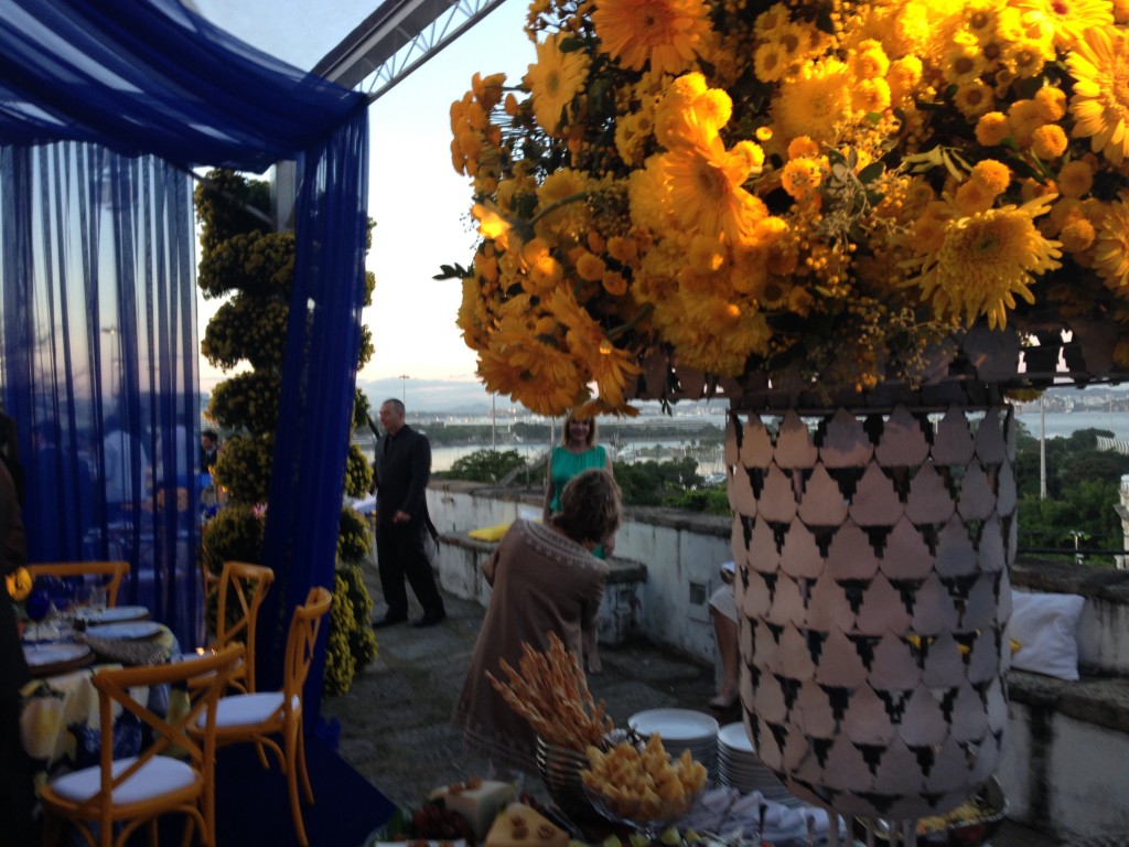 Casamento no Outeiro da Glória, com decoração de Antonio Neves da Rocha: parece que as novas cores do Brasil são o azul e amarelo, verde e branco também!!