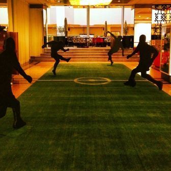 No lobby do hotel Sheraton em São Paulo, foi montado um campo de futebol onde os hóspedes podem brincar como jogadores de futebol e também fazer as famosas ‘selfies’.