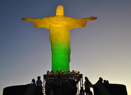 Cristo com iluminação em verde e amarelo! Rio de Janeiro ainda mais maravilhoso em dias de jogo do Brasil!!! Que abençoe a todos nós e faça o Brasil ganhar com folga do México!