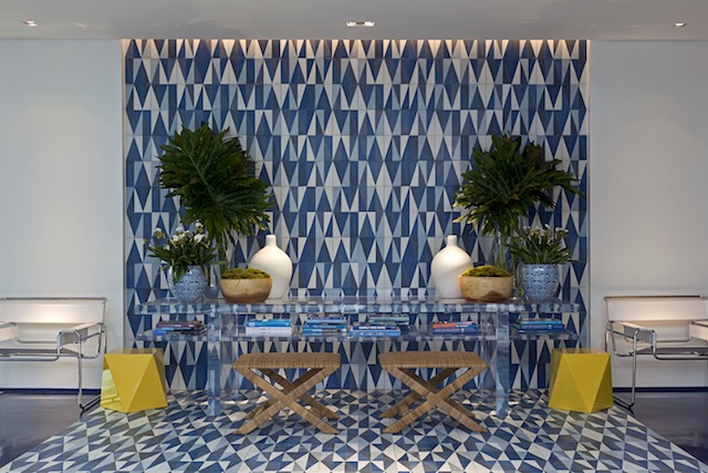 Vou começar com uma imagem super conhecida de todos, o hall de entrada da Casa de Praia feita por Roberto Migotto para o Casa Cor São Paulo de 2013. Com azulejos hidráulicos em azul, a entrada ganhou maior visibilidade por ter sido pontuada com as banquetas em amarelo. O verde do paisagismo e o aparador completamente transparente desenharam uma verdadeira bandeira brasileira. Até mesmo o branco foi usado, com os vasos em simetria.