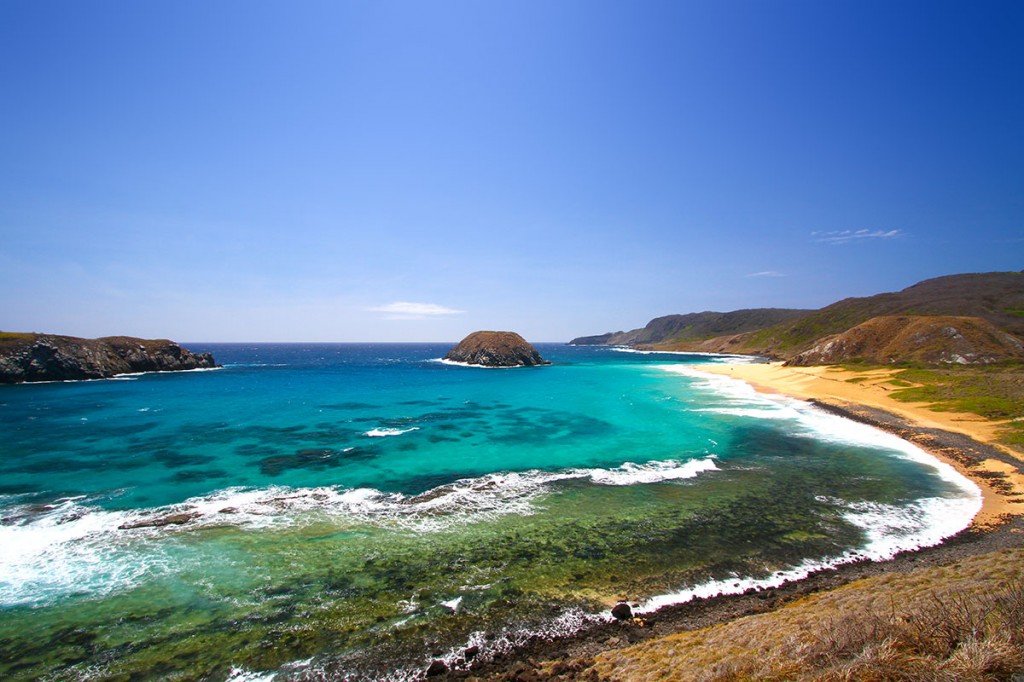 Praia do Leão - Noronha tem 14 praias no "mar de dentro", voltado para o continente e 7 praias no "ar de fora" voltadas para o Oceano Atlântico. Por isso é o paraíso do surf, com diversas formações de ondas.  Praia do Leão - Noronha has 14 beaches in the "inner sea", facing the mainland and beaches in 7 "air out" facing the Atlantic Ocean. So is the surfing paradise, with various wave formations.