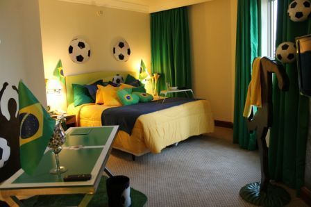 Com projeto de Ivani Neublum, as cores predominantes são o verde e o amarelo, estampados em cortinas, edredons e até com um gramado artificial. A bola ganha destaques na decoração com lustres, arandelas e almofadas, assim como um pufe gigante. A bandeira do Brasil também é destaque em almofadas e está presente em todo o quarto.
