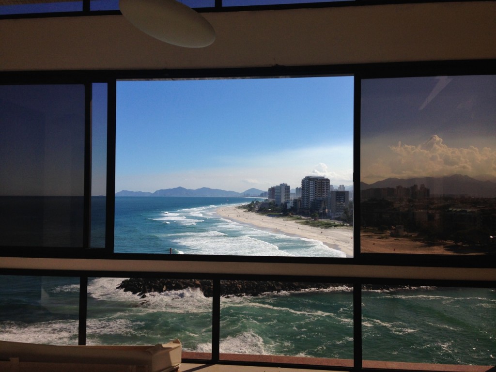 Vista da sala, logo ao entrar na casa.