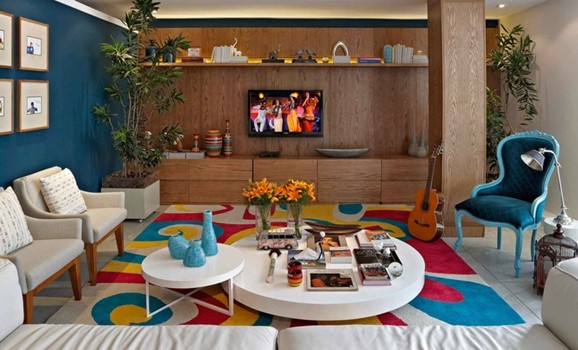 Atualmente um dos estilos contemporâneos é o chamado Boho Chic, que nada mais é um estilo de decoração, sendo muito utilizado em ambientes jovens. Neste caso, a interação do antigo com o novo, o uso de cores fortes, diferenciadas estampas e materiais, alem de usar moveis antigos reformados, ganhando outro aspecto promove uma maior interação e jovialidade no ambiente.