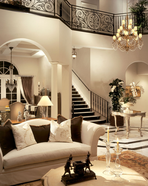 Para compor um ambiente em estilo tradicional contemporâneo convém investir em cores suaves. Com elementos mais atuais mesclados aos moveis tradicionais, como as almofadas.