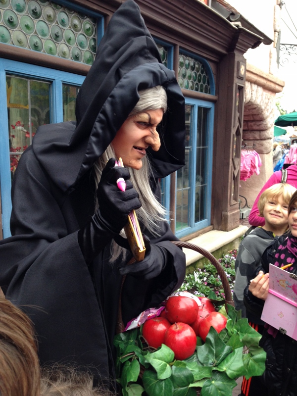 Bruxa Má tentando assustar as crianças.