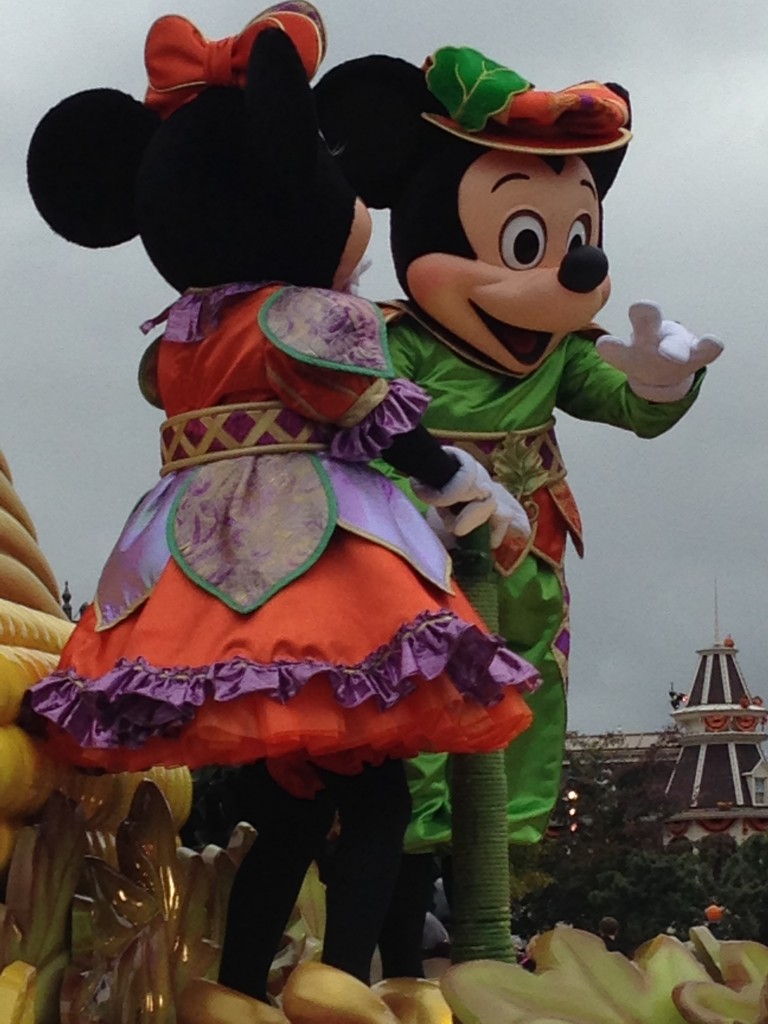 Mickey e Minnie a caráter da Festa da Abóbora!