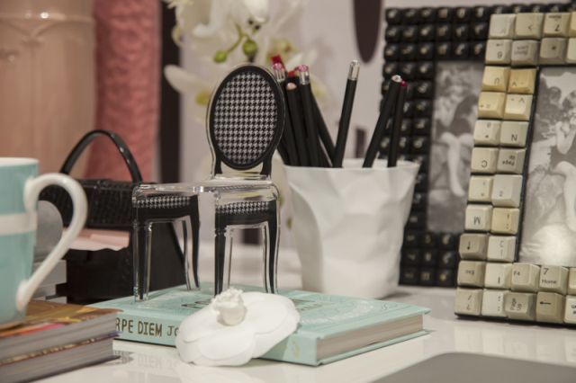 Detalhes da decoração: miniatura da cadeira clássica e porta retrato feito com teclas de computador.