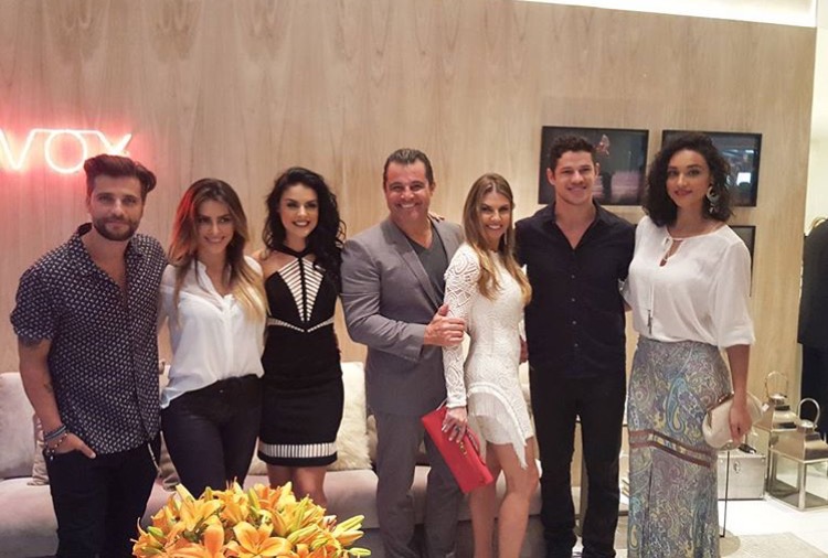 Bruno Gagliasso, Cléo Pires, Paloma Bernardi, o CEO da Artefacto Paulo Bacchi, e sua mulher Laís, José Loreto e Débora Nascimento no tour pela Mostra.