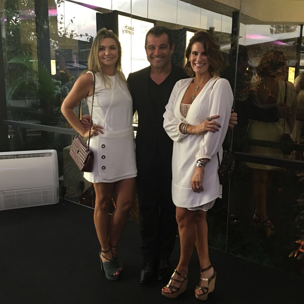 Alessandra Olivastro, Paulo Bacchi (CEO Artefacto) e Manu Touma na abertura da Mostra Artefacto 40 anos