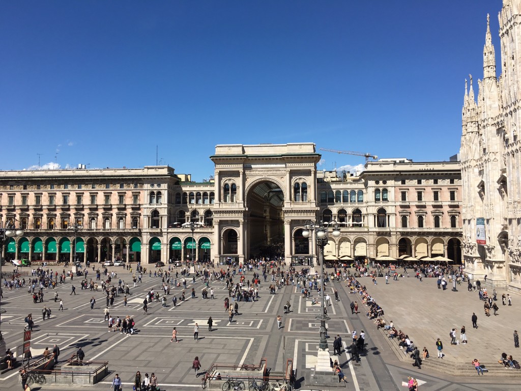 Piazza Duomo, com o Duomo di Milano na lateral e a Galleria Vittorio Emanuele ao fundo