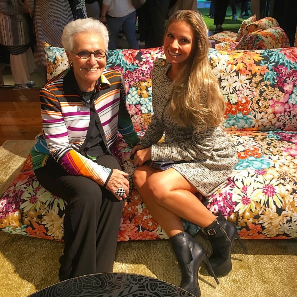 Eu e Rosita Missoni, que fundou a marca em 1953 com o marido e uma curiosidade: o zigzag foi uma solução de costura de uma máquina antiga e que caiu no gosto dos compradores da Missoni e Missoni Home! 