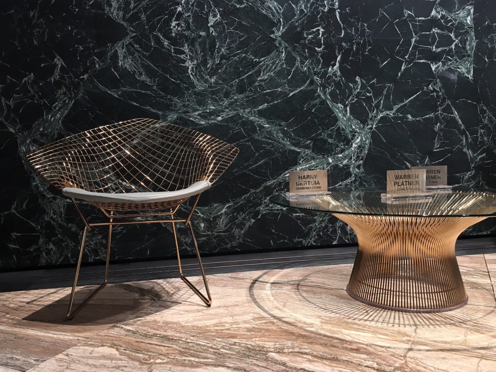 Design de Harry Bertoia agora com banho dourado. Os metais e pedras são revestimentos que enriquecem os ambientes.