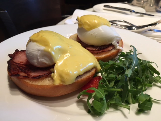 egg benedict no bulgari brunch ame arquitetura