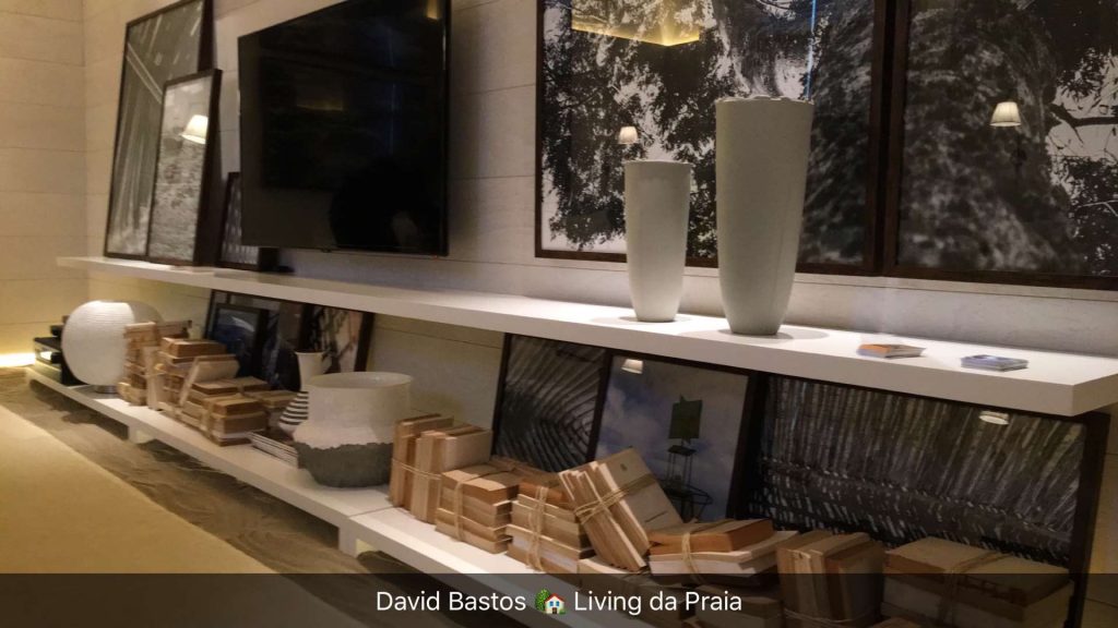 O ambiente de David Bastos é o living na praia, com uma novidade: piso em areia. 