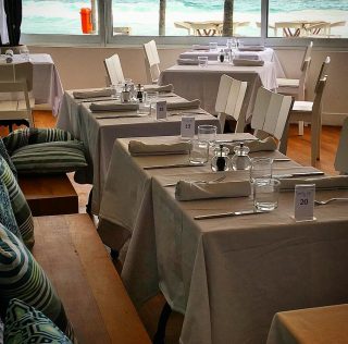 Arquitetura minimalista e a vista para o mar... Temporada em Ipanema
