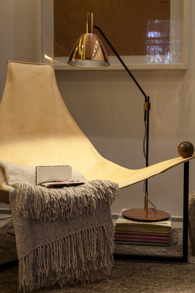 Como o quarto tem muitos elementos rústicos, nada melhor que a poltrona em couro como destaque no cantinho de leitura.