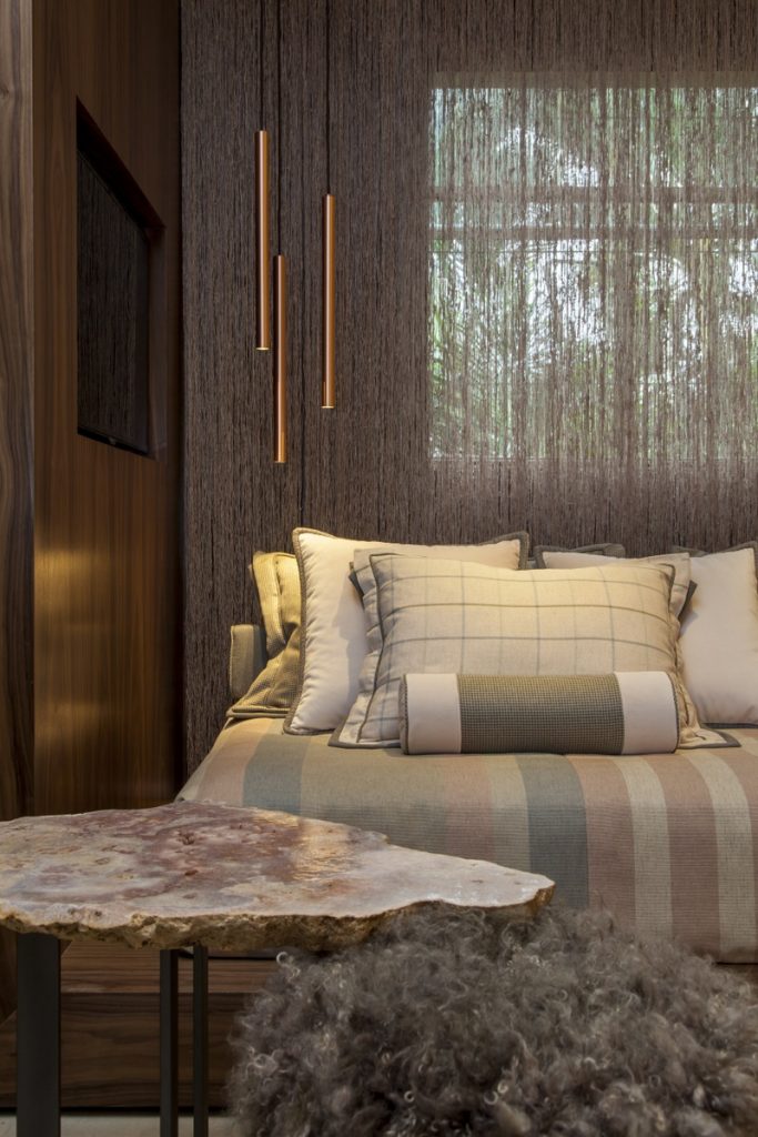 A cama foi decorada com os mesmos tons e tecidos aplicados na estante, contrastando as cores claras da Coleção Lisboa da Entreposto, com a madeira mais escura, lembrando o Cumaru.